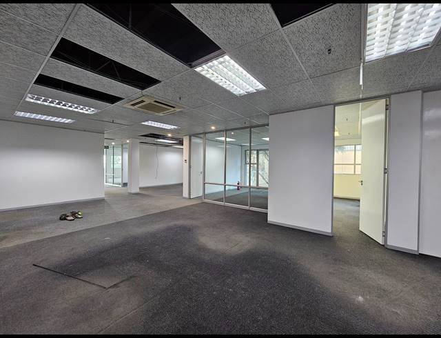 7,671M² WAREHOUSE TO LET IN LONGMEADOW